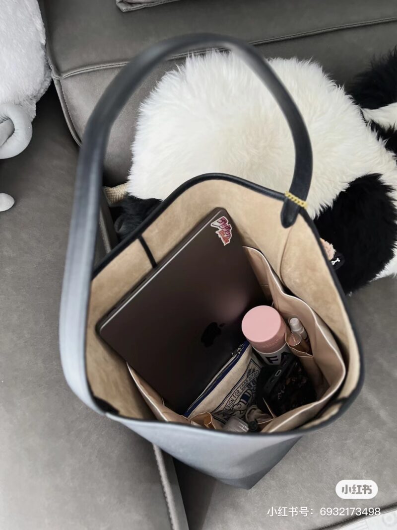 Comes with a waterproof and ultra light replacement cup, umbrella cover, and a special inner liner bag that can store small things neatly and thoughtfully
