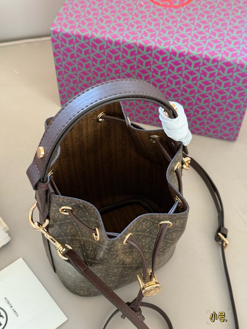 acf484f7b7.jpg 230, 240 with box
Size: 15 * 18.5cm (small size)
21 * 20cm (large size)
TB T monogram new bucket bag
Cocoa Limited Wealth Bucket, I love it, how about you?
It's really super comfortable!
Full marks for temperament!
The new product has added a hidden ...