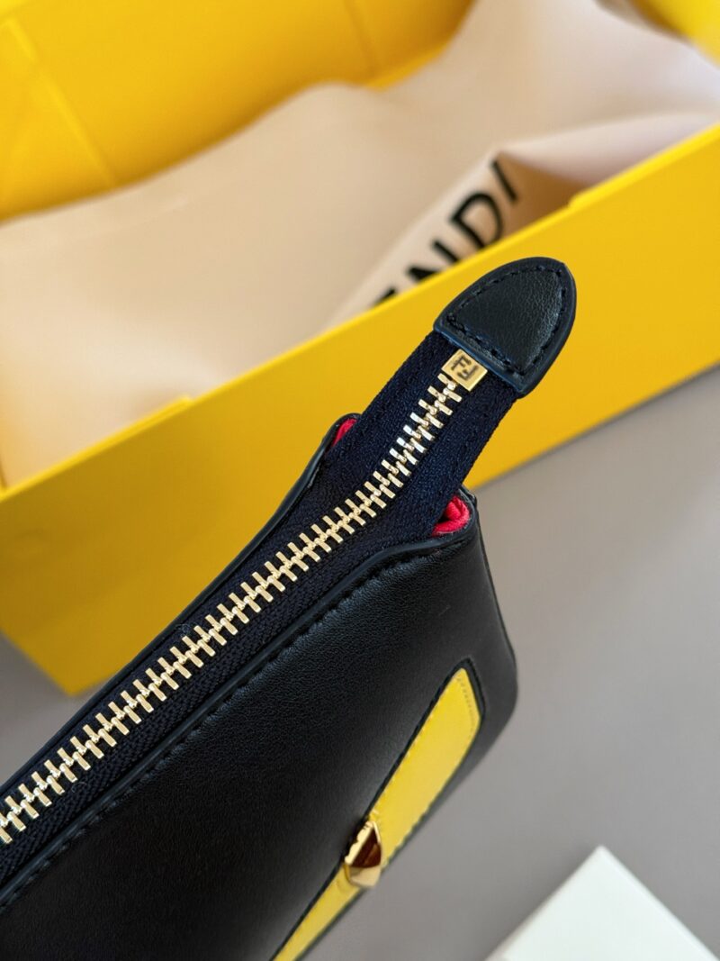 acfdc196a6.jpg 220 boxes
size:20*12cm
Fendi Underarm Bag/Mahjong Bag
Fendi Tan Jianji's small charcoal fire is too awesome
The small charcoal fire continues to charge
The leather shoulder strap has a strong texture, and the hardware chain is more exquisite
Love, ...