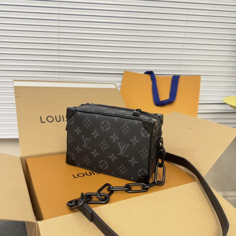 Copy of original order ? MINISOTTRUNK black floral handbag features the iconic Monogram print paired with contrasting resin chain straps, creating a delicate and charming design. This charming handbag has sharp edges and elegant connotations, sho...