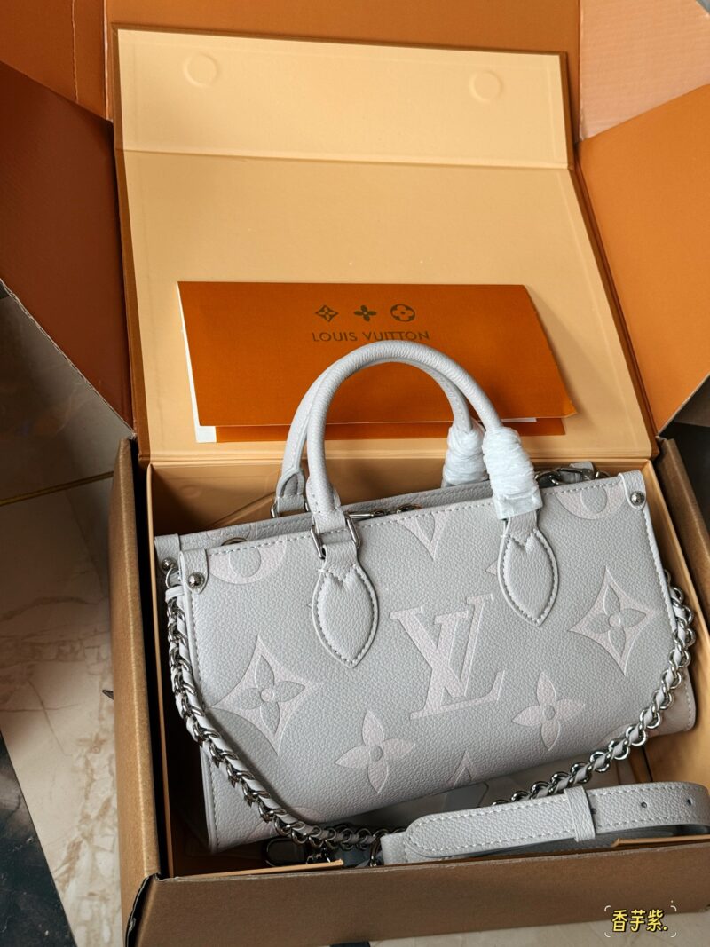 ad22fd87b2.jpg 230 box
size:25*13cm
Highly anticipated by everyone!
L Home OnTheGo East West
NEW Light purple gray tone with a milky and ethereal aura
configuration ? Two types of shoulder straps!
Paired with YDDS
Recommend this bag type! Super practical