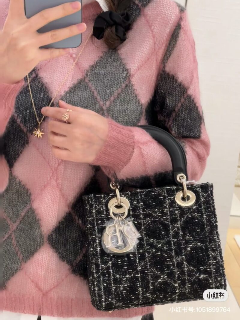 [Lady Dior]。 Coarse black cloth paired with leather. [Lady Dior]. Realistic photo of rough black cloth paired with leather
Triple Queen's Shoulder Strap