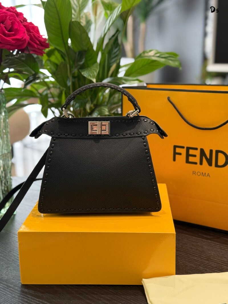 ad3f468100.jpg Fendi can cure all diseases p230
While shopping, I was mesmerized by FENDI Peekaboo ISeeU Petite's natural grain leather paired with Selleria handmade stitching
Full of design sense, low-key luxury yet elegant
No matter what outfit it is paired with,...
