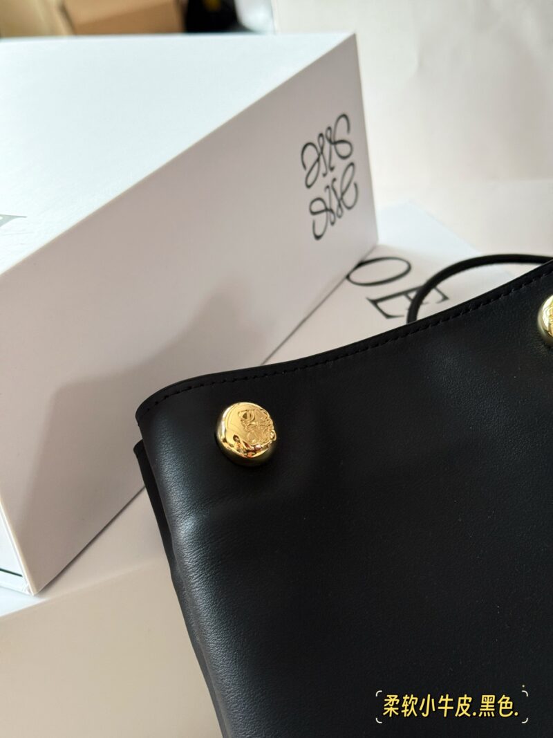 ad43cc534a.jpg 235 box cowhide
size:17*21cm
Loewe's new pebble pouch
Exquisite and compact
Zundu is very beautiful and soft
The material of calf leather feels very comfortable to the touch
