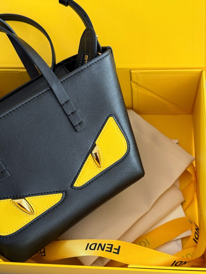 ad45025ab4.jpg 230 box
size:16*13cm
Fendi F's little monster Toth
I found it very versatile on the upper body!
Look at this little one
But it can hold all the necessary items for daily outings~