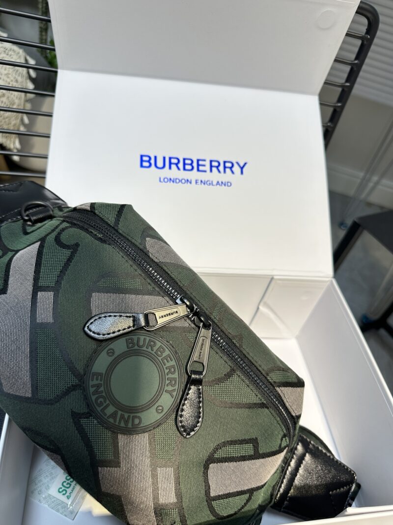 Green BURBERRY New Year NY ? Mlb Co branded Super Western Chest Bag/Waist Bag Premium Version Fabric is custom-made, N levels higher than the black ones on the market, with perfect embroidery inside, complete set of hardware logo size 31 * 19 * mod...