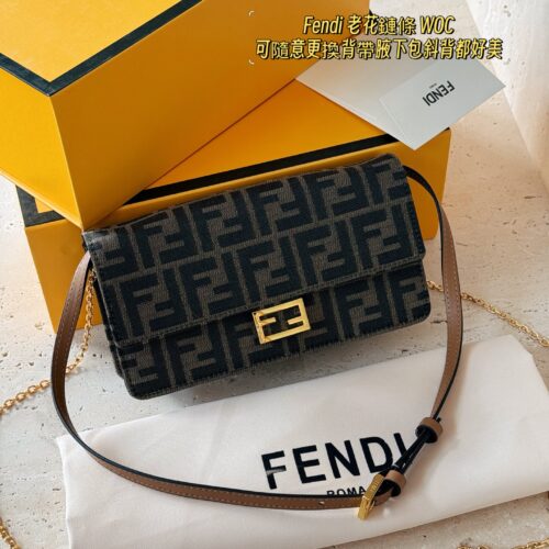 225 box upgrade version
size：21*12cm
Exquisite and trendy FENDI woc
F Family Wealth Pack
A chain shoulder strap and a thin leather shoulder strap can be worn as a single shoulder crossbody, and can also be twisted under the armpit
Super practical