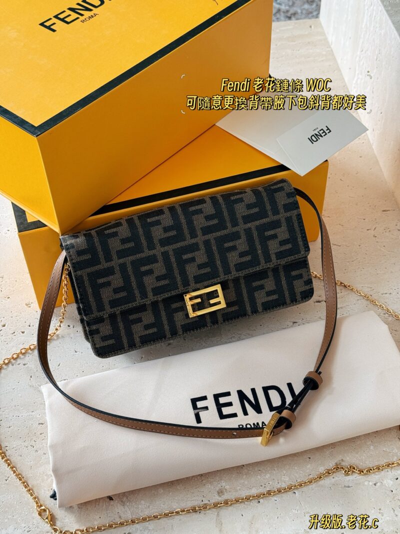 ad5ecc9d85.jpg 225 box upgrade version
size:21*12cm
Exquisite and trendy FENDI woc
F Family Wealth Pack
A chain shoulder strap and a thin leather shoulder strap can be worn as a single shoulder crossbody, and can also be twisted under the armpit
Super practical