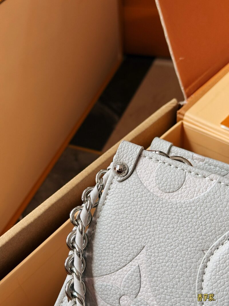 ad68650627.jpg 230 box
size:25*13cm
Highly anticipated by everyone!
L Home OnTheGo East West
NEW Light purple gray tone with a milky and ethereal aura
configuration ? Two types of shoulder straps!
Paired with YDDS
Recommend this bag type! Super practical