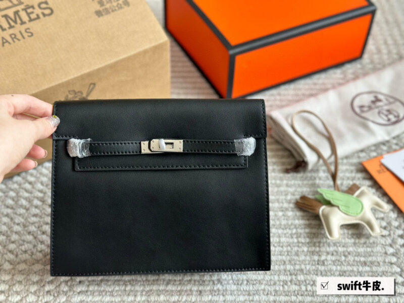 ad7ee10759.jpg Box pairing
size:22*18cm
Newly emerging skin ??
Dance bag Kelly Danse ??
Complete logo
Authentic version can have multiple uses
It can be carried on both shoulders, slung over the waist, or carried by hand
Specially practical, advanced, and...