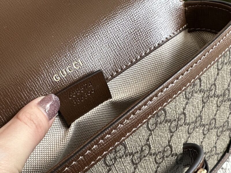 ad7f9f3a8b.jpg 235 High Order Edition (Gift Box)
Size 20 * 14cm
GG Small Saddle Bag
Classic coffee color, huge and cute size
Comes with two shoulder straps for easy switching
The perfect combination of thick shoulder straps and thin shoulder straps
Search GG 1955 s...