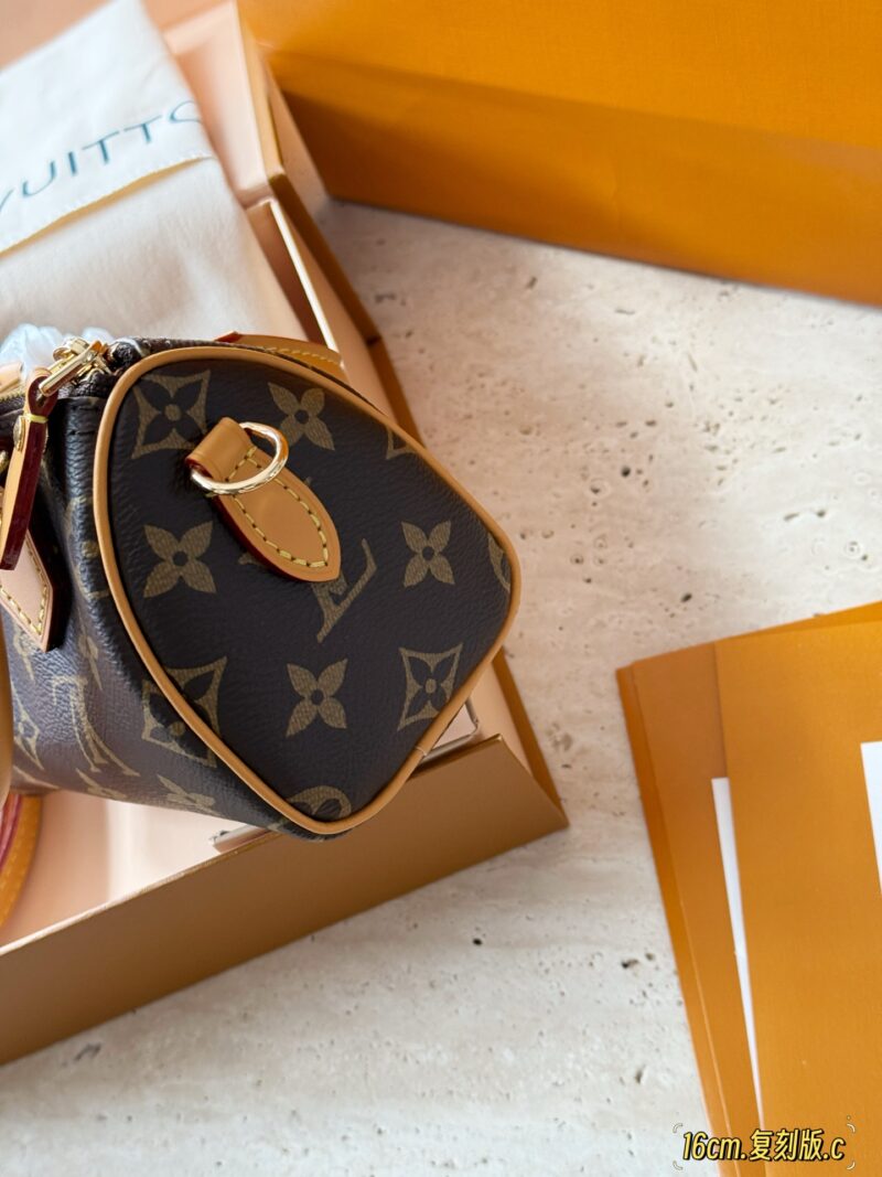 ad904d3c51.jpg 225 (box) upgraded again
size:16*10cm
L Home Forever Classic Speedy Nano
Get the same style as Fairy Sister in one second √
Taiwanese customers order vintage flowers+hardware+yellow leather
The shoulder strap can be disassembled and adjusted in l...