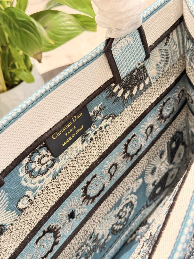 ada0b6d1a5.jpg Dior Embroidery Series Toto Bag p250p280
The new Dior embroidered bag showcases unparalleled luxury and sophistication~Butterfly embroidery details showcase Dior's brand's craftsmanship spirit
Dust bag inside the driver's hand or shoulder
Super sized...