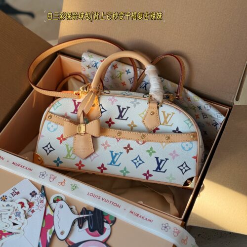 330 box upgrade version m
size：27*19cm
L's Takashi Murakami bowling
My favorite bag with white tri color this time!
The physical object is very beautiful#
A whole retro millennium feeling,
The capacity inside is also very large,
Holding it in hand ...