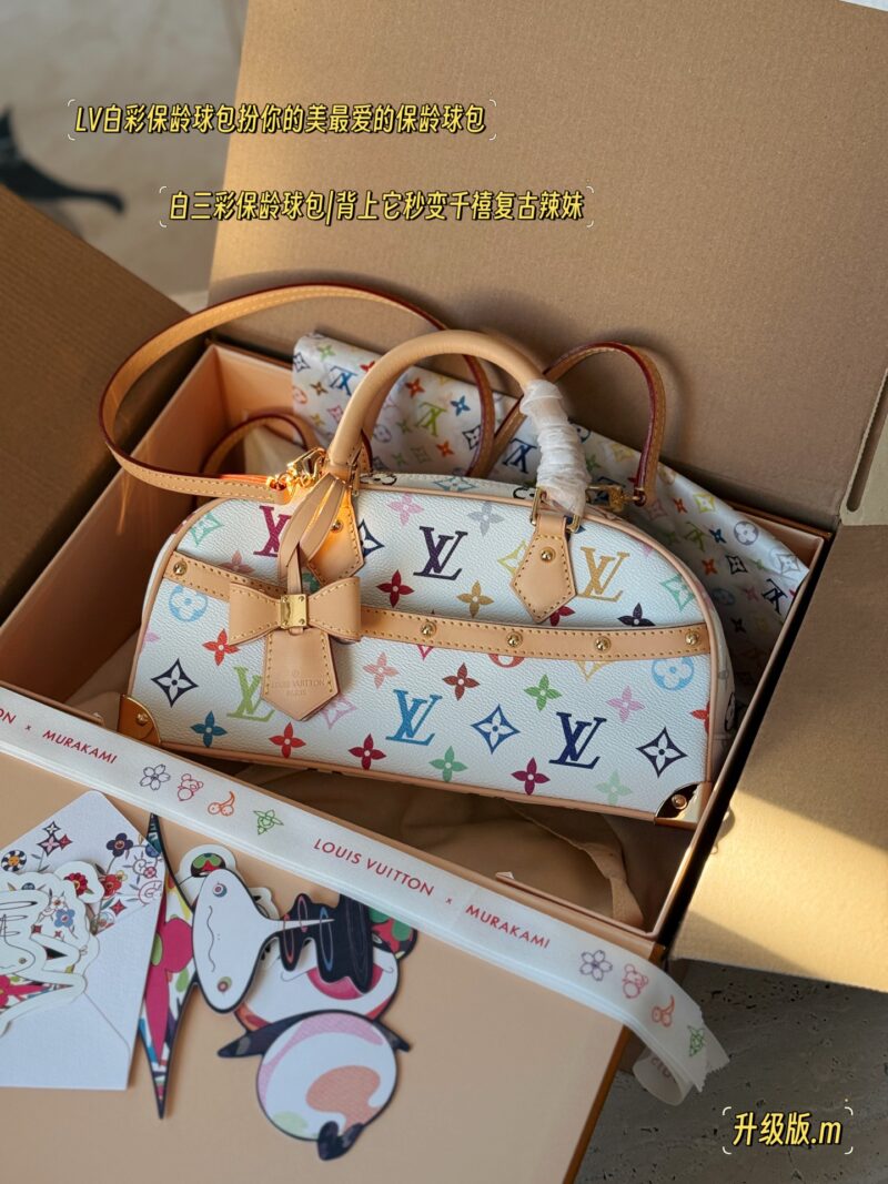 adaeb7ac5b.jpg 330 box upgrade version m
size:27*19cm
L's Takashi Murakami bowling
My favorite bag with white tri color this time!
The physical object is very beautiful#
A whole retro millennium feeling,
The capacity inside is also very large,
Holding it in hand ...