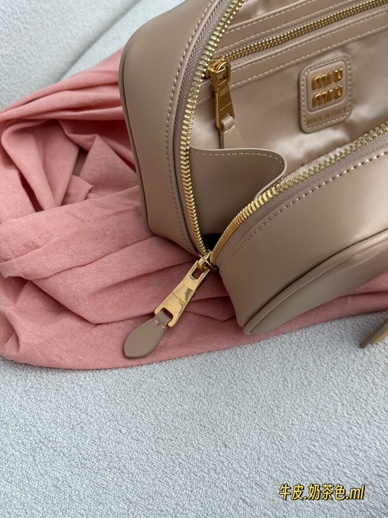 290 box cowhide (upgraded version)
Size: 28.5 * 4cm (large)
The new miumiu handbag has such a stunning appearance!
Bowling/briefcase/beau series
Small lock hardware accessories, shiny and shiny!
The sweetness of the bag is just right!
It's hard not t...