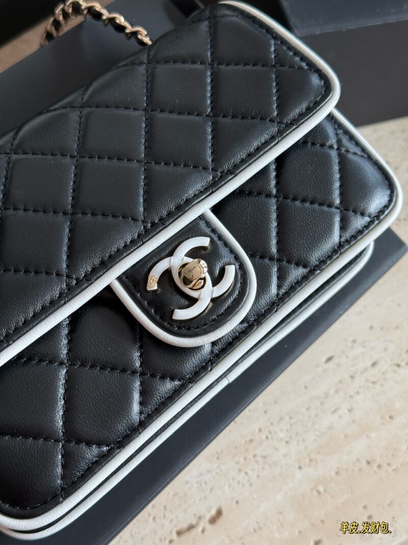 adcfcc58f5.jpg 275 box sheepskin
Size: 20 * 12cm (large)
18 * 13cm (small)
Xiaoxiangjia 25P New Manga WoC Wealth Bag
It's really beautiful .….
The physical object is super cute
Do you prefer white or black borders?