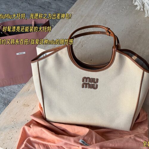 300 canvas cowhide (with full packaging)
Size: 38 Bottom, 55 Upper Width * 30 Height
Miu's newly released tote this year
Take a good look!
The actual product looks great!
Lightweight, spacious, and stylish online!
Miumiu's canvas bag is wrapped in on...