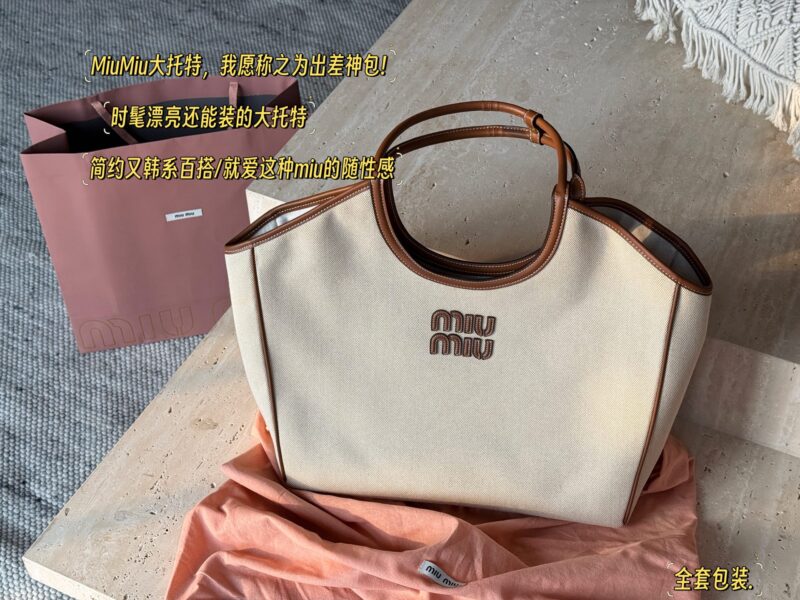 add86330ed.jpg 300 canvas cowhide (with full packaging)
Size: 38 Bottom, 55 Upper Width * 30 Height
Miu's newly released tote this year
Take a good look!
The actual product looks great!
Lightweight, spacious, and stylish online!
Miumiu's canvas bag is wrapped in on...