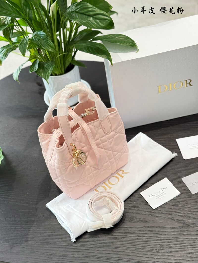 Dior indigenous bag pink p330
No joke, this will be the next hit!
I'm not joking! Zhi Xiu doesn't even joke with you
The hottest Toujours indigenous bag has actually grown taller and even has an extra shoulder strap. Its appearance has skyrocketed, i...