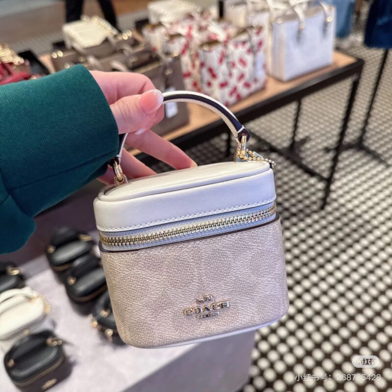 ae320a76ad.jpg Chanel? Coach? The latest small square box bag is super charming and can hold foldable phones
Lipstick keys are very versatile
Small and exquisite, this is not a proper concave shaped artifact