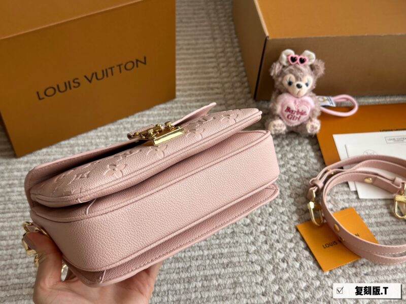 ae344d9866.jpg 300 boxes
size:21*13cm
L's new small postman Metis
Freshly baked cherry blossom powder in spring and summer
The perfect sized LV mailman bag is here
The usage rate is super high!
Cute and lovely finally!! It's out!