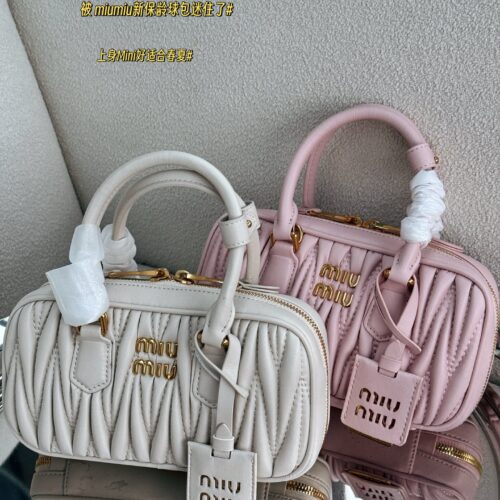 250 boxes
size：19*10cm
Miu's small trash bag is really heart wrenching!
Miumiu's new mini bowling bag is so cute
Newly released mini size
Smaller and narrower than the previous small size, with a sloping back that is more convenient for internal ca...