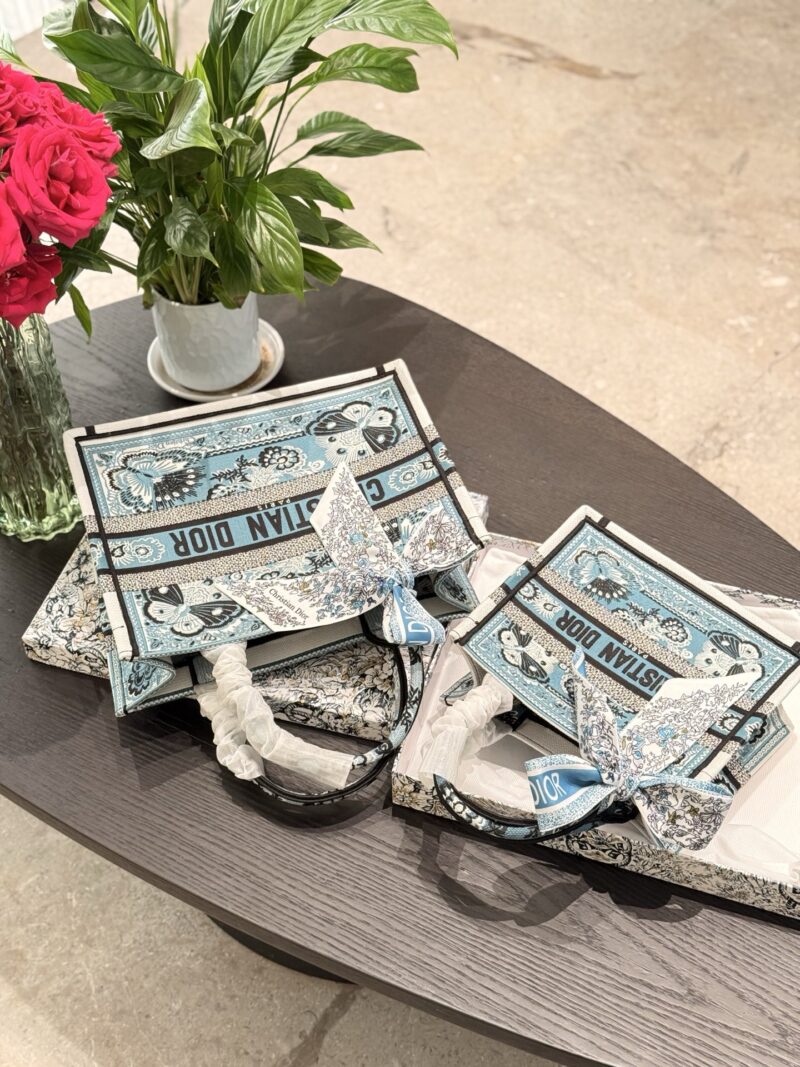 ae4c0cf6e5.jpg Dior Embroidery Series Toto Bag p250p280
The new Dior embroidered bag showcases unparalleled luxury and sophistication~Butterfly embroidery details showcase Dior's brand's craftsmanship spirit
Dust bag inside the driver's hand or shoulder
Super sized...
