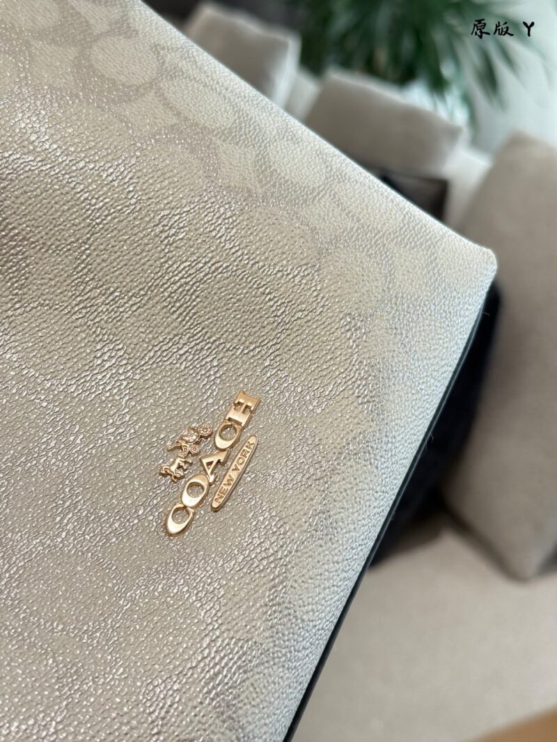 Coach lunch box bag p255
Zip top armpit bag multiple back method~
The new Zip top armpit bag is deeply loved by everyone~
The short shoulder strap under the armpit is very eye-catching, how to adjust the shoulder strap?
You can see that we will threa...