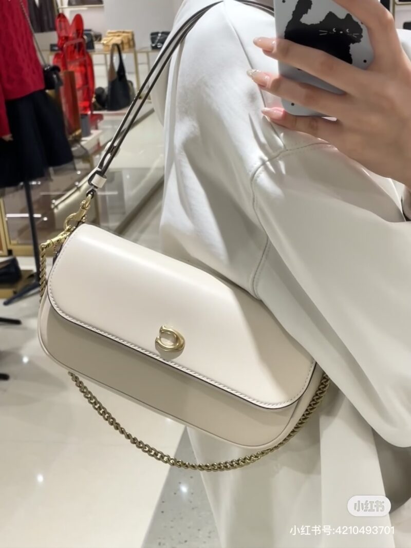 Coach's New Year's bestseller is here~
Many sisters like the brook flap chain
I am willing to become the god of cost-effectiveness for Coach for 25 years!!!
Compact and exquisite Working, commuting, leisure, and going out of the street are no problem...