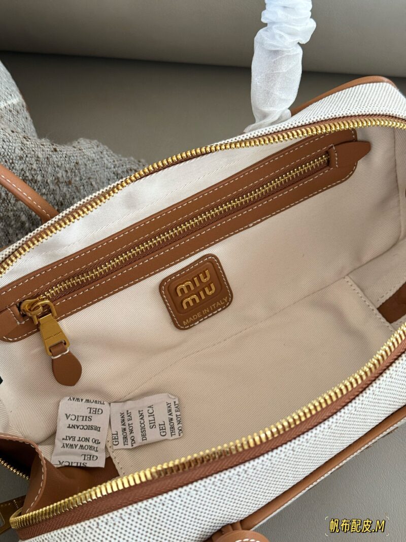 ae6c94a568.jpg 290 boxes
size:28*15cm
Miumiu bowling/briefcase/
Miu is here to steal money again! The new canvas briefcase is here!
It's nice to carry on your back
Can be carried by hand or carried diagonally!
The appearance is Princess Miumiu!