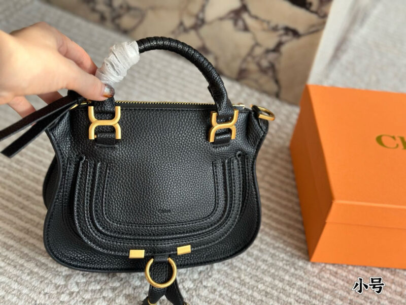 Cowhide 305 with box
size：22*17cm
Chloe's hand-held saddle bag
Fur/tassel/rivet/horseshoe buckle
Incorporate trendy elements!
Retro ? Advanced!