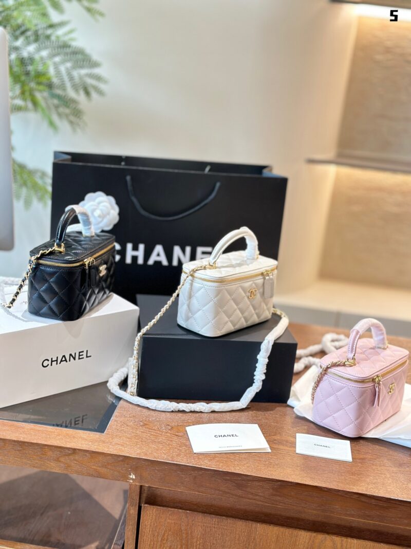 Chanel P225
Chanel shiny gold standard diamond patterned sheepskin handle long box bag, hand-held single shoulder crossbody bag without mirror, 31 open
Brand new with ID card/dust bag as the preferred gift in foldable box packaging