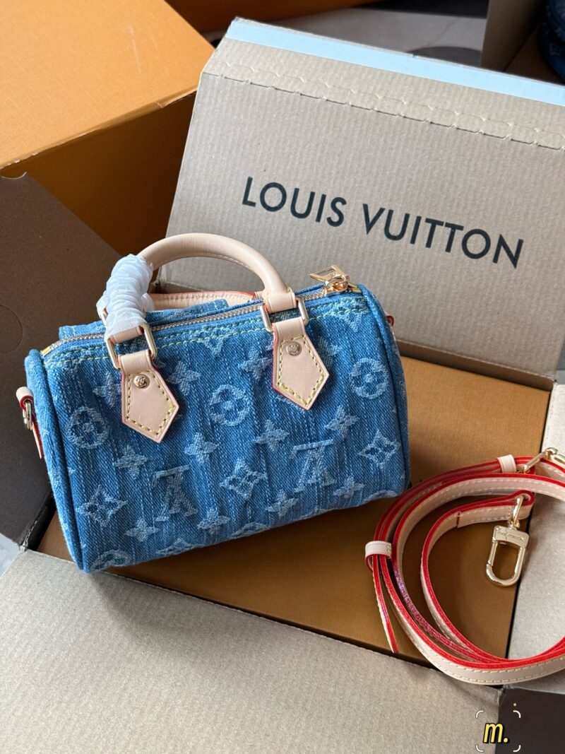ae9dad9fb6.jpg 300 boxes
size17*11cm
L's newly released denim Nano Speedy
Really cute
I feel younger than an old flower
It looks very mini, but it can hold a wallet, lipstick, phone, iPhone, car keys
Tested daily travel without any issues, OK