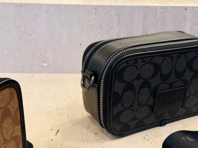 255 boxes
size：20*12cm
C's new men's camera bag
The compact and cool Beck Crossbody
Daily commuting is completely fine
Medium width woven shoulder straps are more comfortable
