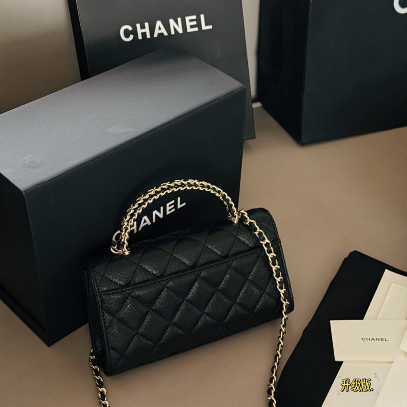 215 with packaging
size：19*10cm
Xiaoxiangjia 25skewly mobile phone bag
Kelly has made a comeback again
Little Kelly Grandma/Exquisite and Cute/
Putting down the phone is not a problem at all
Can be carried by hand or slung diagonally
The caviar cow...