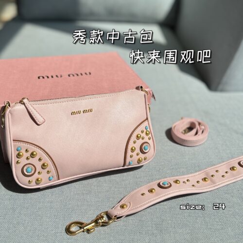 215 Heaven and Earth Cover
size：24×13
MIU MIU Riveted Underarm Bag Used Bag
Show off vintage bags Come and watch! The simple and clean design of the 2025 Spring/Summer collection bags
Highlighting functional practicality, soft and comfortable touc...