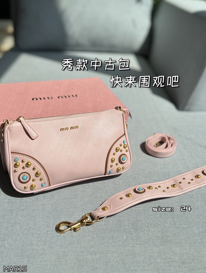 aec2542d55.jpg 215 Heaven and Earth Cover
size:24×13
MIU MIU Riveted Underarm Bag Used Bag
Show off vintage bags Come and watch! The simple and clean design of the 2025 Spring/Summer collection bags
Highlighting functional practicality, soft and comfortable touc...