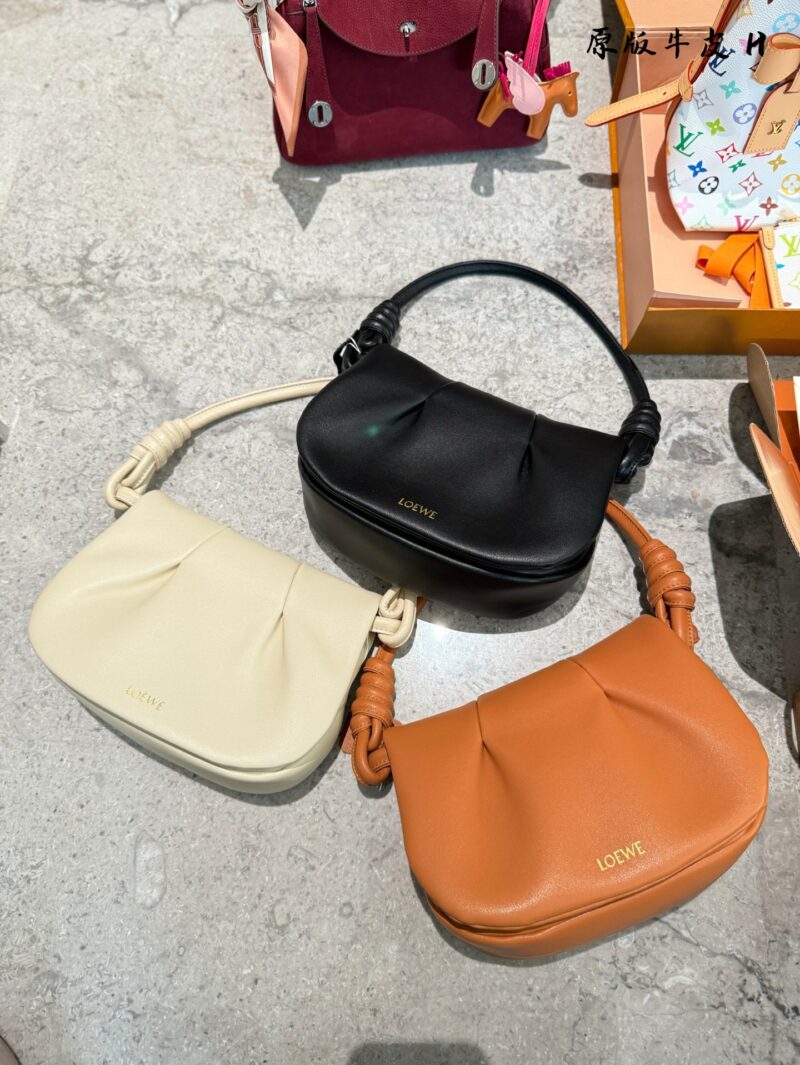 aec8218ac8.jpg Actual delivery photo of p320 cowhide
Brand new Paseo satchel handbag
Size: 25-17-8cm
V has exquisite workmanship, a simple and elegant silhouette, a unique and soft pleated structure, an ultra lightweight construction, Napa soft cowhide leather (ful...