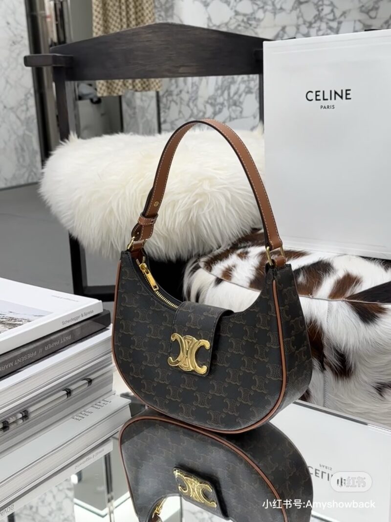 aed243598e.jpg Celine's Ava Underarm Bag, a vintage flower, has released a new big logo. It's on the market, just a stroll in the store
I had no idea about this new product being launched
But compared to the old Ava, the new Ava
Feeling exaggerated, I instantly wan...
