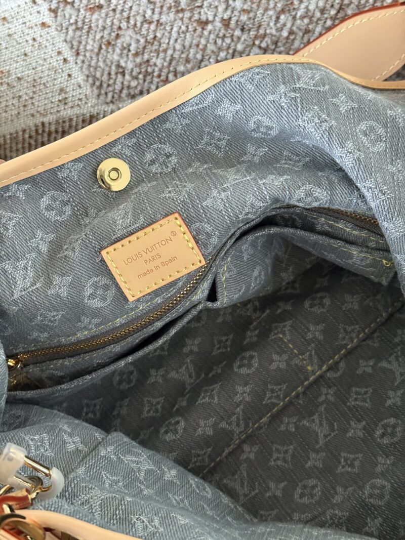 aed62380f8.jpg 360 box upgrade version
size:41*29cm
L's old flower, Carryall, is everywhere on the road,
Let's have a different one
This denim bag exudes a vintage atmosphere and is packed with UP!
The pattern, fabric, and hardware taste are all okay!
Carryall de...