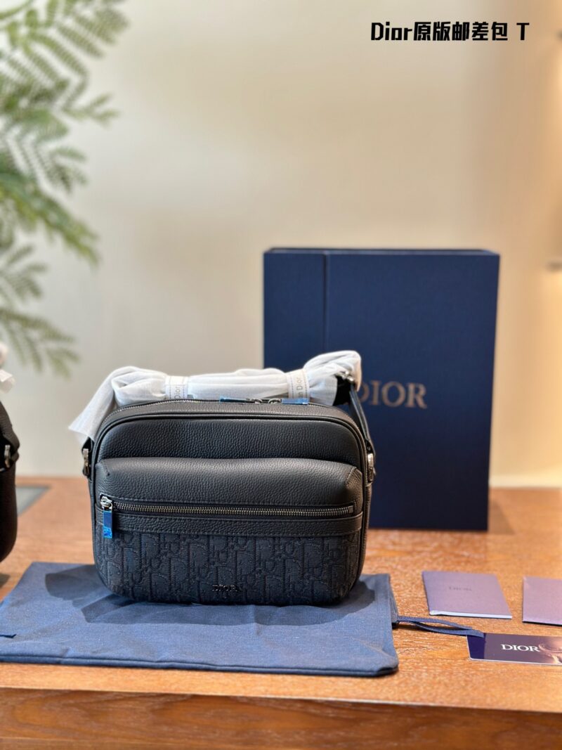 Dior Men's Postman Bag P270
Original embroidered fabric with top layer calf leather
The new season of men's clothing has officially been launched!
The simple and low-key color scheme, combined with high-end and comfortable materials, and exquisite It...