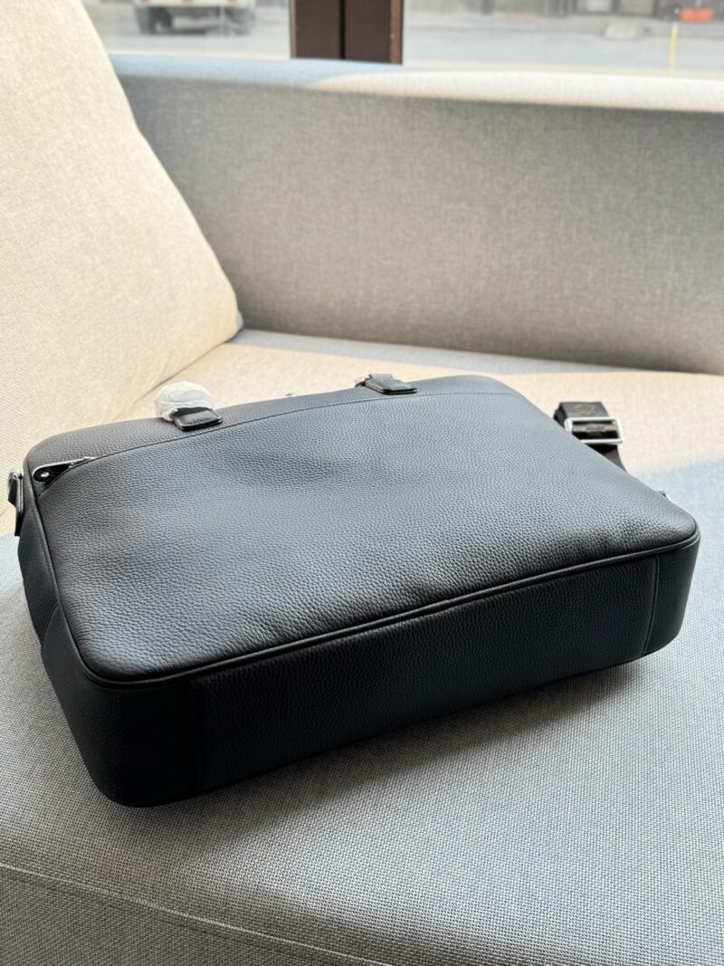 af0ecf4245.jpg Cowhide 340
size:38×28
MONTBLANC briefcase handbag crossbody bag
Cowhide material creates various visual effects
Business commuting men's briefcase
The capacity is also very large, it can hold files and computers
Black versatile, classic
The mater...