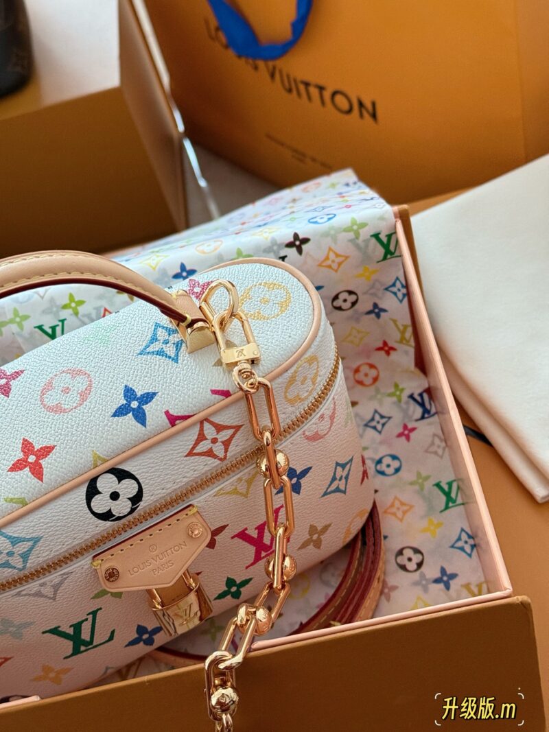 af141561fe.jpg 310 box upgrade version
size:19*12cm
L Home Vanity Small Box White Tri Color
?? Equipped with two shoulder straps and cute dolls
Super convenient and practical!
Who really sees who falls in love
The feeling of sinking at a glance upon seeing th...