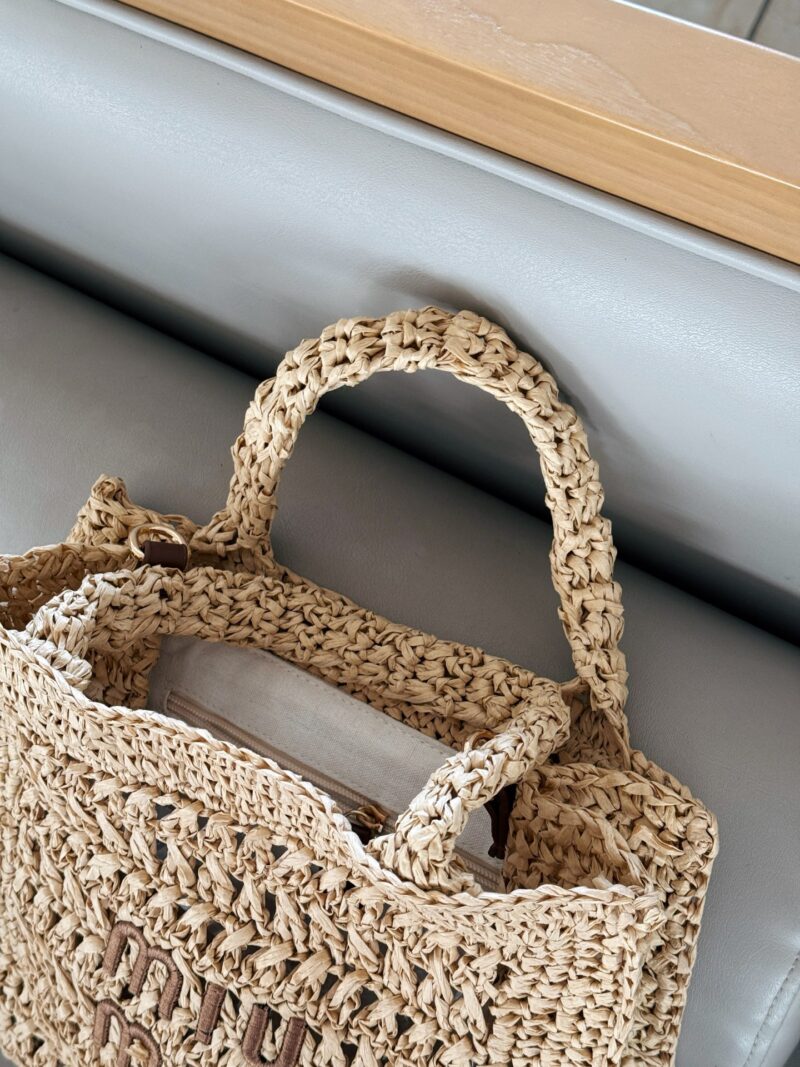 af14c6af52.jpg 200 boxes
size:30*25cm
Miumiu Summer Limited Edition|
New woven vegetable basket
The burnt Hobo Lafite Grass
The cute cowhide iconic logo becomes a highlight, it's so beautiful