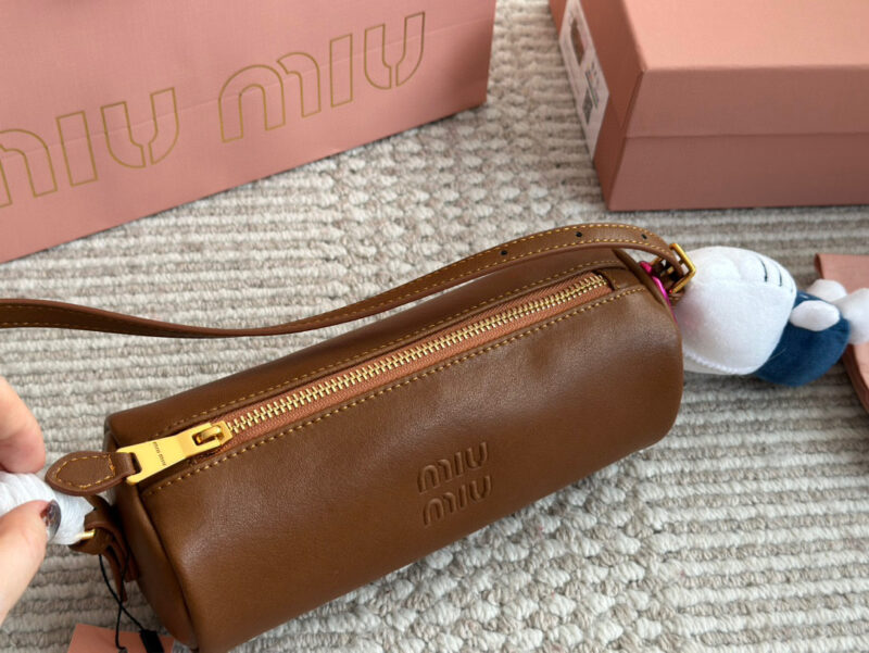 210 with pendant
Size: 22 9cm with box
Who has the joy of miumiu's small cylinder
Miumiu pencil case bag made of old Nappa leather
Very retro flavor paired with lamb wool. Mary Jane is a pseudo intellectual with a refined look today