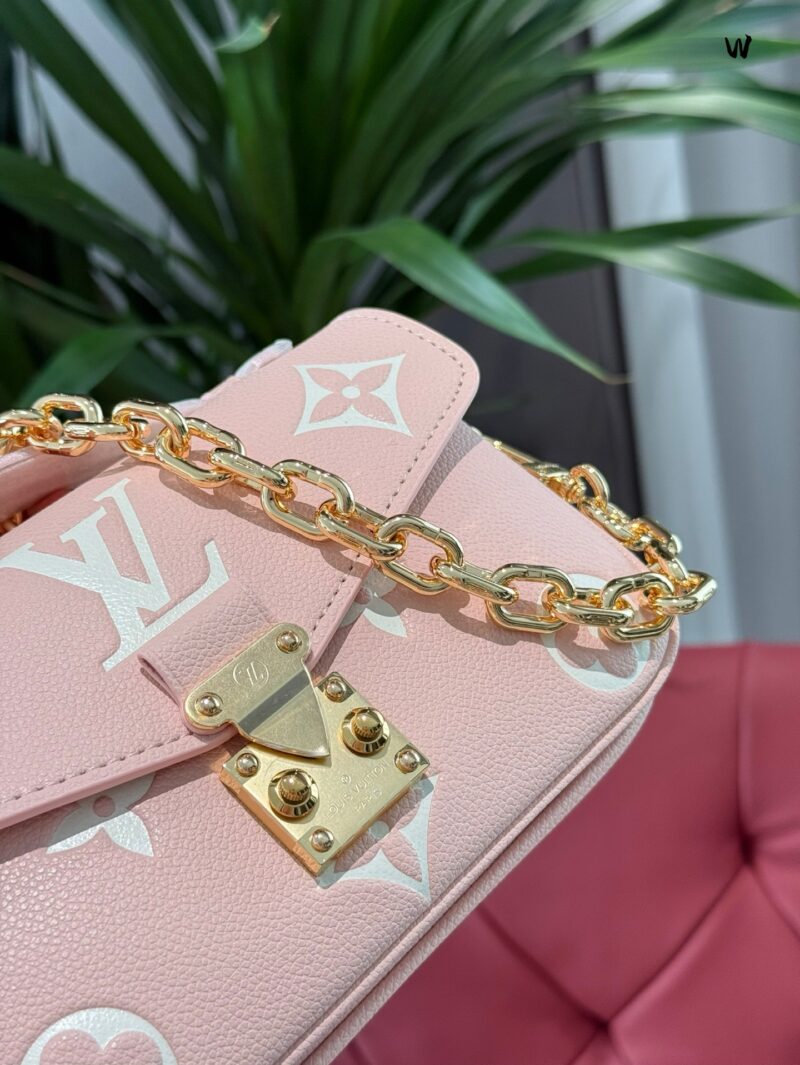 LV's new strawberry milk series Pink collection
Love accessories and pink series are both gifts or good New Year items for personal use! A season limited color that looks sticky and chewy
Embossed cowhide has a soft and textured feel
Combining practi...