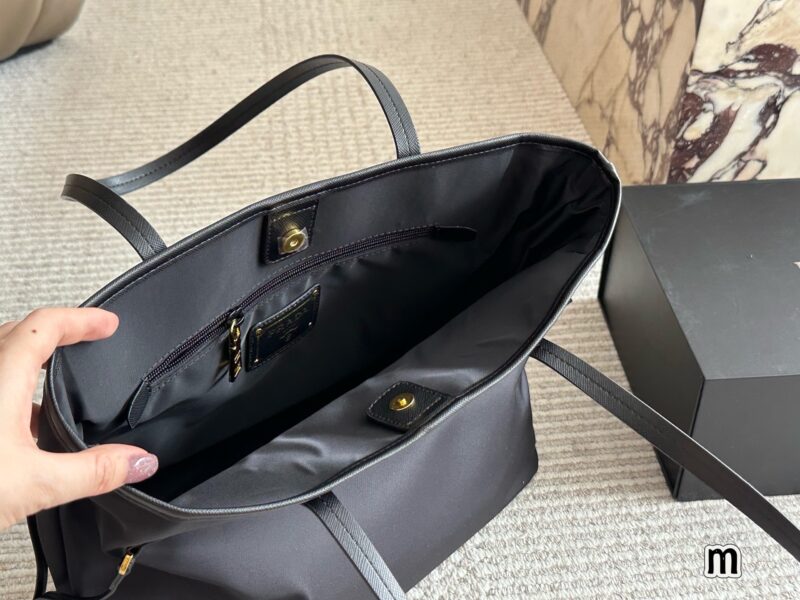 af4a4c774b.jpg 230 box
size:32*28cmcm
Prada Classic Shopping Bag!
Big and convenient enough!
As an entry-level Prada shopping bag handbag, it has always been practical and durable,
Lightweight, comfortable, and practical!