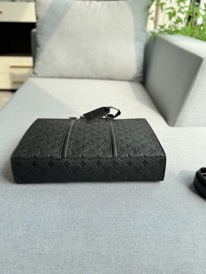 Cowhide 355
size：39×30
LV embossed music bag tote bag shopping bag handbag briefcase
Steady and atmospheric, fashionable and elegant, the classic color scheme of black and gray highlights the brand's iconic style! The embellishment of the dark pat...