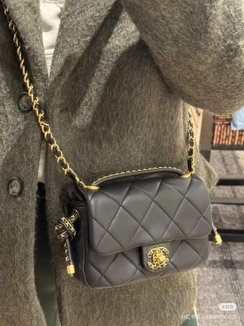 af56fb4fb6.jpg Chanel 5c chubby little guy